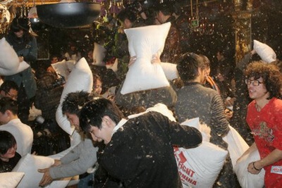 Đập nhau bằng gối để giảm stress - 3 Đập nhau bằng gối để giảm stress - 3