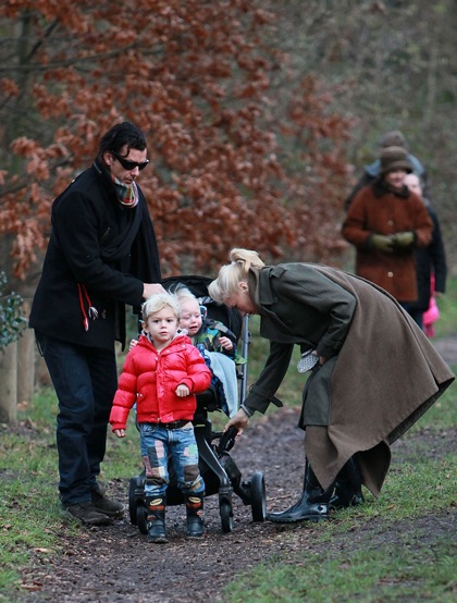 Ngắm gia đình Gwen Stefani đi chơi ở ngoại ô - 9