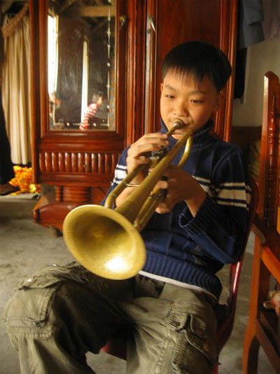 Làng “bán gạo, xẻ đất” để chơi… kèn Tây - 4 Làng “bán gạo, xẻ đất” để chơi… kèn Tây - 4