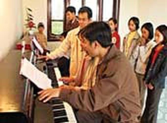 Làng “bán gạo, xẻ đất” để chơi… kèn Tây - 3 Làng “bán gạo, xẻ đất” để chơi… kèn Tây - 3