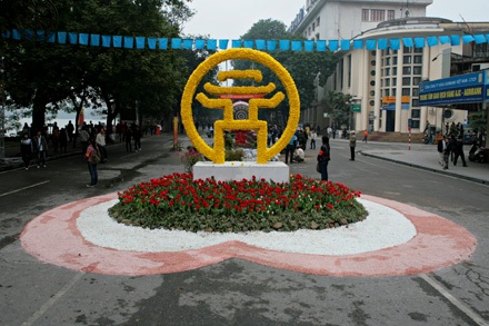 “Rừng” hoa bên hồ Gươm mờ ảo - 1 “Rừng” hoa bên hồ Gươm mờ ảo - 1