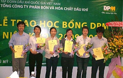 127 sinh viên giỏi và xuất sắc nhận học bổng DPM  - 1 127 sinh viên giỏi và xuất sắc nhận học bổng DPM  - 1