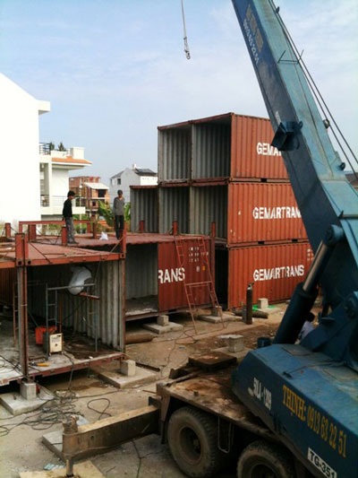 Độc đáo biệt thự xây bằng… container - 2