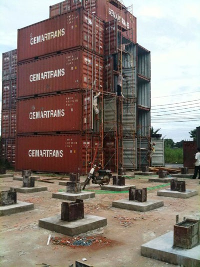 Độc đáo biệt thự xây bằng… container - 3