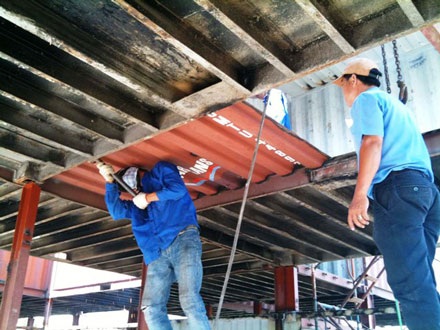 Độc đáo biệt thự xây bằng… container - 4