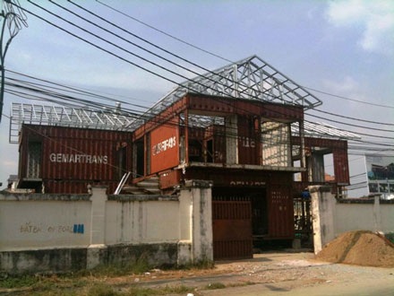 Độc đáo biệt thự xây bằng… container - 1