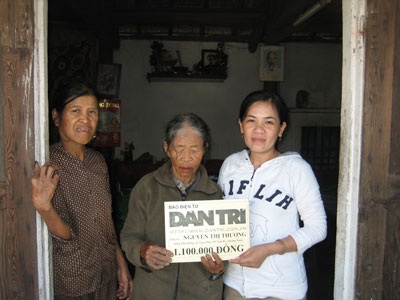 Tiếp tục trao quà cho bà Nguyễn Thị Thương - 1