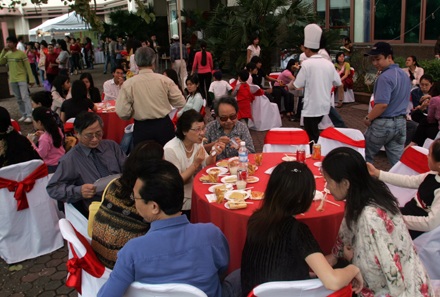 Nhà hàng “cháy” chỗ, giao thông hỗn loạn ngày cuối năm - 3