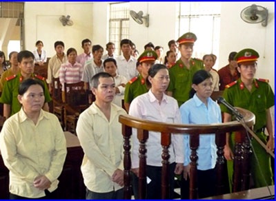 25 năm tù dành cho nhóm buôn người qua biên giới - 1 25 năm tù dành cho nhóm buôn người qua biên giới - 1