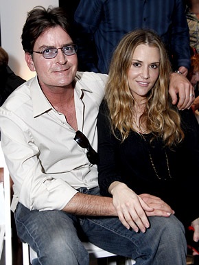 Vợ chồng Charlie Sheen giải hoà sau đánh lộn - 1 Vợ chồng Charlie Sheen giải hoà sau đánh lộn - 1