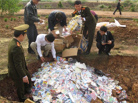 Tiêu hủy gần 16.000 văn hóa phẩm “độc hại” - 1