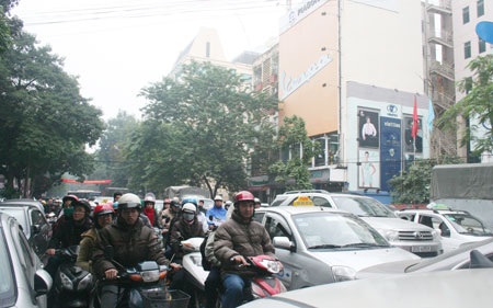 Nhà hàng “cháy” chỗ, giao thông hỗn loạn ngày cuối năm - 1