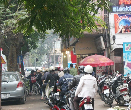 Nhà hàng “cháy” chỗ, giao thông hỗn loạn ngày cuối năm - 2