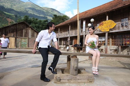 Hoa hậu Thùy Lâm lên xe hoa - 3