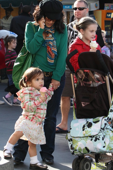 Salma Hayek đưa con đẻ, con chồng đi chơi - 2 Salma Hayek đưa con đẻ, con chồng đi chơi - 2