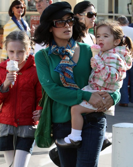 Salma Hayek đưa con đẻ, con chồng đi chơi - 3 Salma Hayek đưa con đẻ, con chồng đi chơi - 3