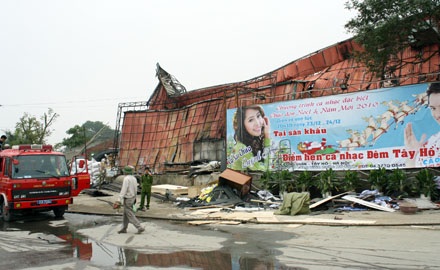 Nhà hàng - vũ trường sát Hồ Tây bị thiêu rụi - 3 Nhà hàng - vũ trường sát Hồ Tây bị thiêu rụi - 3