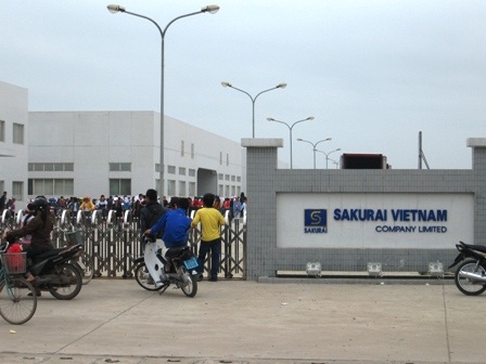 Gần 2.000 công nhân ngưng việc đòi quyền lợi - 1