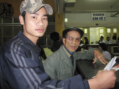 Bị từ chối phục vụ vì mẫu thẻ BHYT cũ - 2 Bị từ chối phục vụ vì mẫu thẻ BHYT cũ - 2