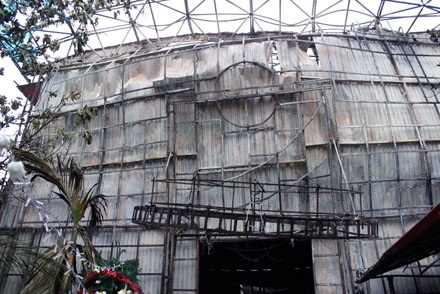 Nhà hàng - vũ trường sát Hồ Tây bị thiêu rụi - 1 Nhà hàng - vũ trường sát Hồ Tây bị thiêu rụi - 1