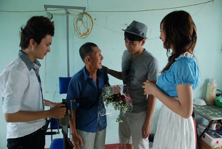 Nam Cường, Trà My làm từ thiện đầu năm - 1 Nam Cường, Trà My làm từ thiện đầu năm - 1
