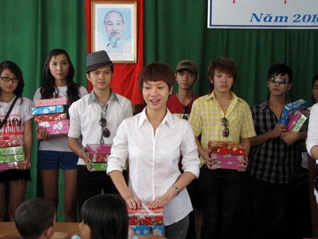 Nam Cường, Trà My làm từ thiện đầu năm - 10 Nam Cường, Trà My làm từ thiện đầu năm - 10