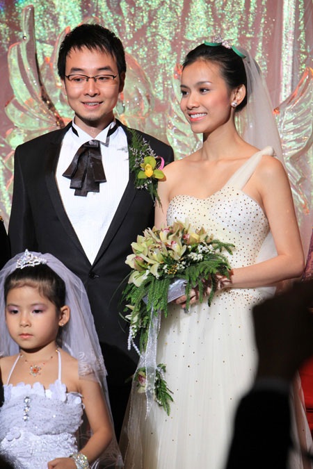 Hoa hậu Thùy Lâm đẹp rạng ngời trong ngày cưới - 17