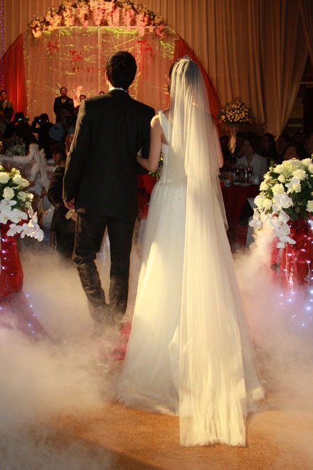 Hoa hậu Thùy Lâm đẹp rạng ngời trong ngày cưới - 10