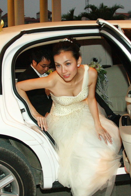 Hoa hậu Thùy Lâm đẹp rạng ngời trong ngày cưới - 2