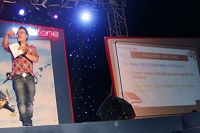 Ngẫu hứng của Khánh Phương tại Gala 3G MobiFone - 9 Ngẫu hứng của Khánh Phương tại Gala 3G MobiFone - 9