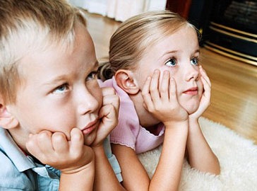 Nhiều trẻ rối loạn ngôn ngữ vì xem tivi nhiều - 1 Nhiều trẻ rối loạn ngôn ngữ vì xem tivi nhiều - 1