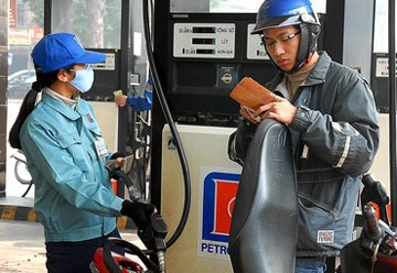 Giảm thuế xăng xuống 0% “ngăn” đà tăng giá - 1 Giảm thuế xăng xuống 0% “ngăn” đà tăng giá - 1
