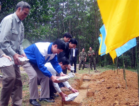 Xây dựng nhà bán trú dân nuôi cho học sinh vùng khó - 1