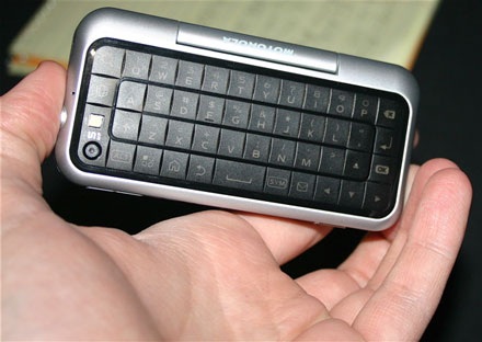 Cận cảnh điện thoại Motorola Android dáng trượt lạ mắt - 4