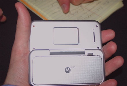 Cận cảnh điện thoại Motorola Android dáng trượt lạ mắt - 5