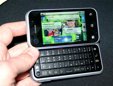 Cận cảnh điện thoại Motorola Android dáng trượt lạ mắt - 3