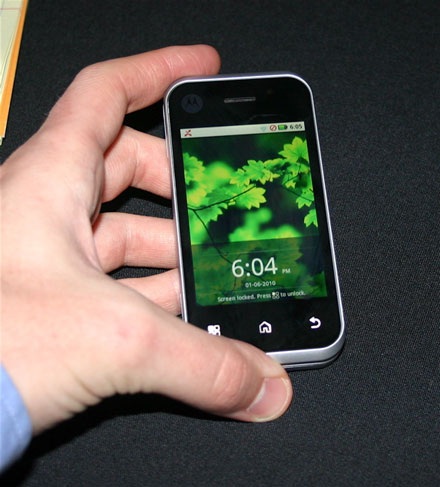 Cận cảnh điện thoại Motorola Android dáng trượt lạ mắt - 2