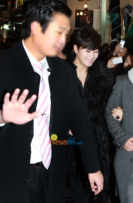 Kim Hye Soo bị “bủa vây” sau 1 tuần công khai chuyện tình  - 2