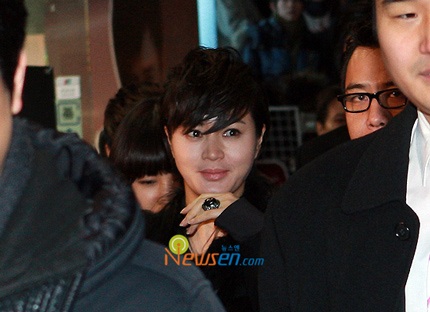 Kim Hye Soo bị “bủa vây” sau 1 tuần công khai chuyện tình  - 4