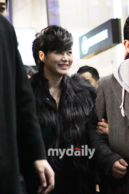 Kim Hye Soo bị “bủa vây” sau 1 tuần công khai chuyện tình  - 5