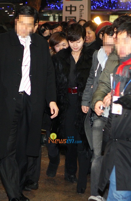 Kim Hye Soo bị “bủa vây” sau 1 tuần công khai chuyện tình  - 9