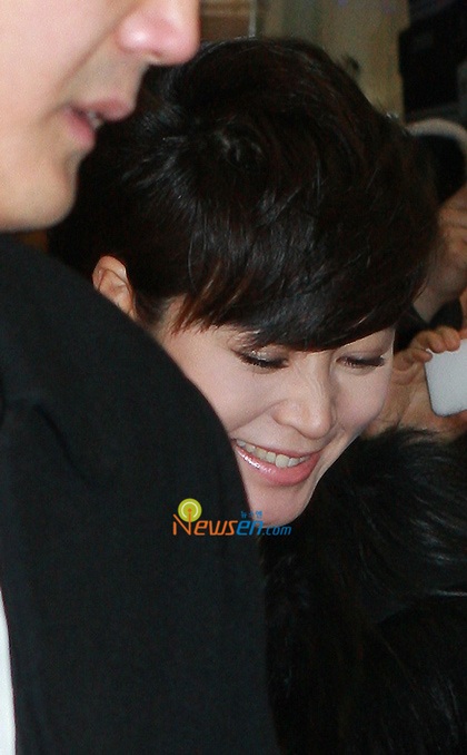 Kim Hye Soo bị “bủa vây” sau 1 tuần công khai chuyện tình  - 8