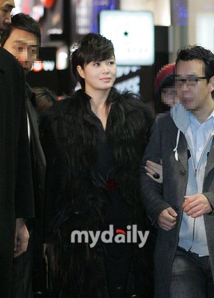 Kim Hye Soo bị “bủa vây” sau 1 tuần công khai chuyện tình  - 10