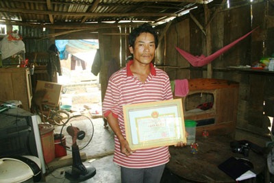 Nhiều hộ nghèo không được hỗ trợ sau bão vì thiếu sổ đỏ - 1 Nhiều hộ nghèo không được hỗ trợ sau bão vì thiếu sổ đỏ - 1