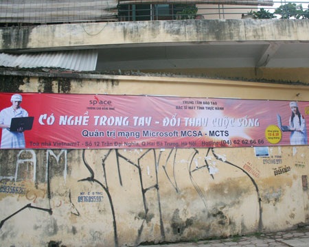 Hà Nội “lem nhem” sau chiến dịch bóc xóa quảng cáo rao vặt - 8 Hà Nội “lem nhem” sau chiến dịch bóc xóa quảng cáo rao vặt - 8
