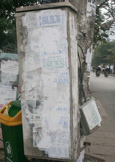 Hà Nội “lem nhem” sau chiến dịch bóc xóa quảng cáo rao vặt - 3 Hà Nội “lem nhem” sau chiến dịch bóc xóa quảng cáo rao vặt - 3