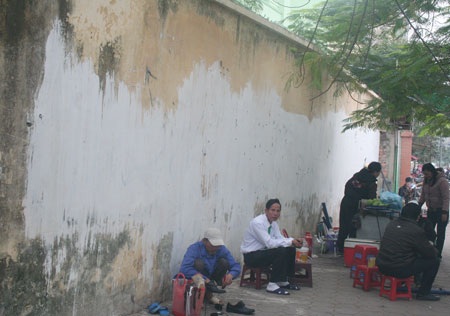 Hà Nội “lem nhem” sau chiến dịch bóc xóa quảng cáo rao vặt - 10 Hà Nội “lem nhem” sau chiến dịch bóc xóa quảng cáo rao vặt - 10