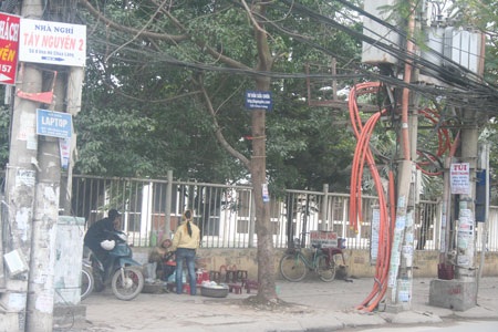 Hà Nội “lem nhem” sau chiến dịch bóc xóa quảng cáo rao vặt - 4 Hà Nội “lem nhem” sau chiến dịch bóc xóa quảng cáo rao vặt - 4