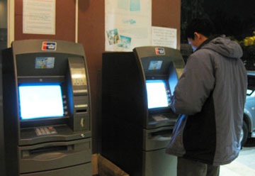 Lo nghẽn ATM, NHNN yêu cầu tăng cường chất lượng dịch vụ - 1 Lo nghẽn ATM, NHNN yêu cầu tăng cường chất lượng dịch vụ - 1