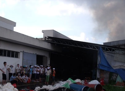 Kho vải cháy dữ dội, hàng ngàn công nhân tháo chạy  - 2